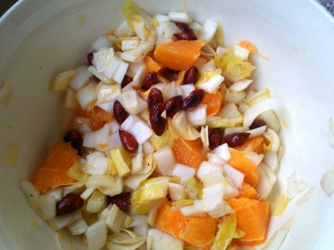 Chicoree-Salat mit Orangen und Mandeln
