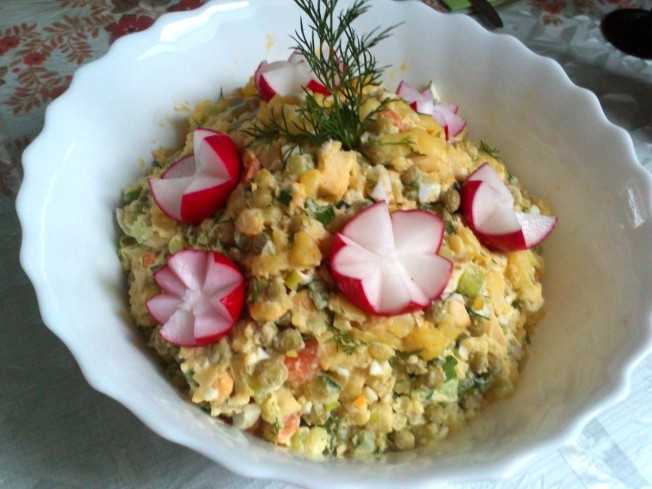 Salat Olivier mit Radieschenblumen